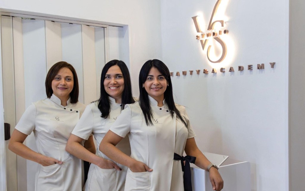 Equipo de VS Studio Beauty & Academy en el estudio
